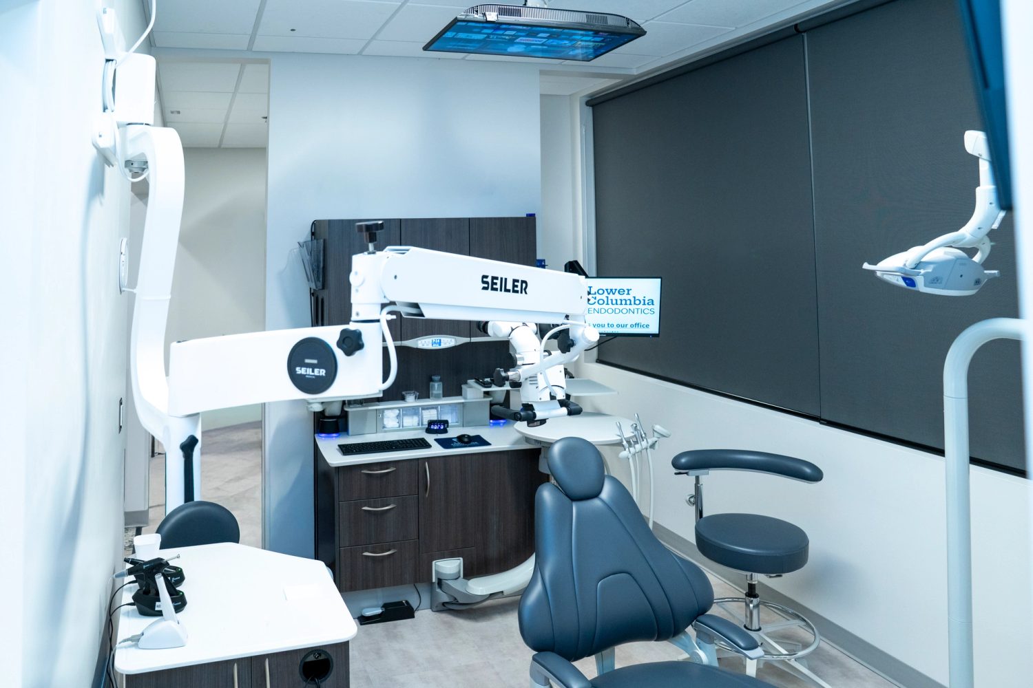 Treatment room with a dental operating microscope